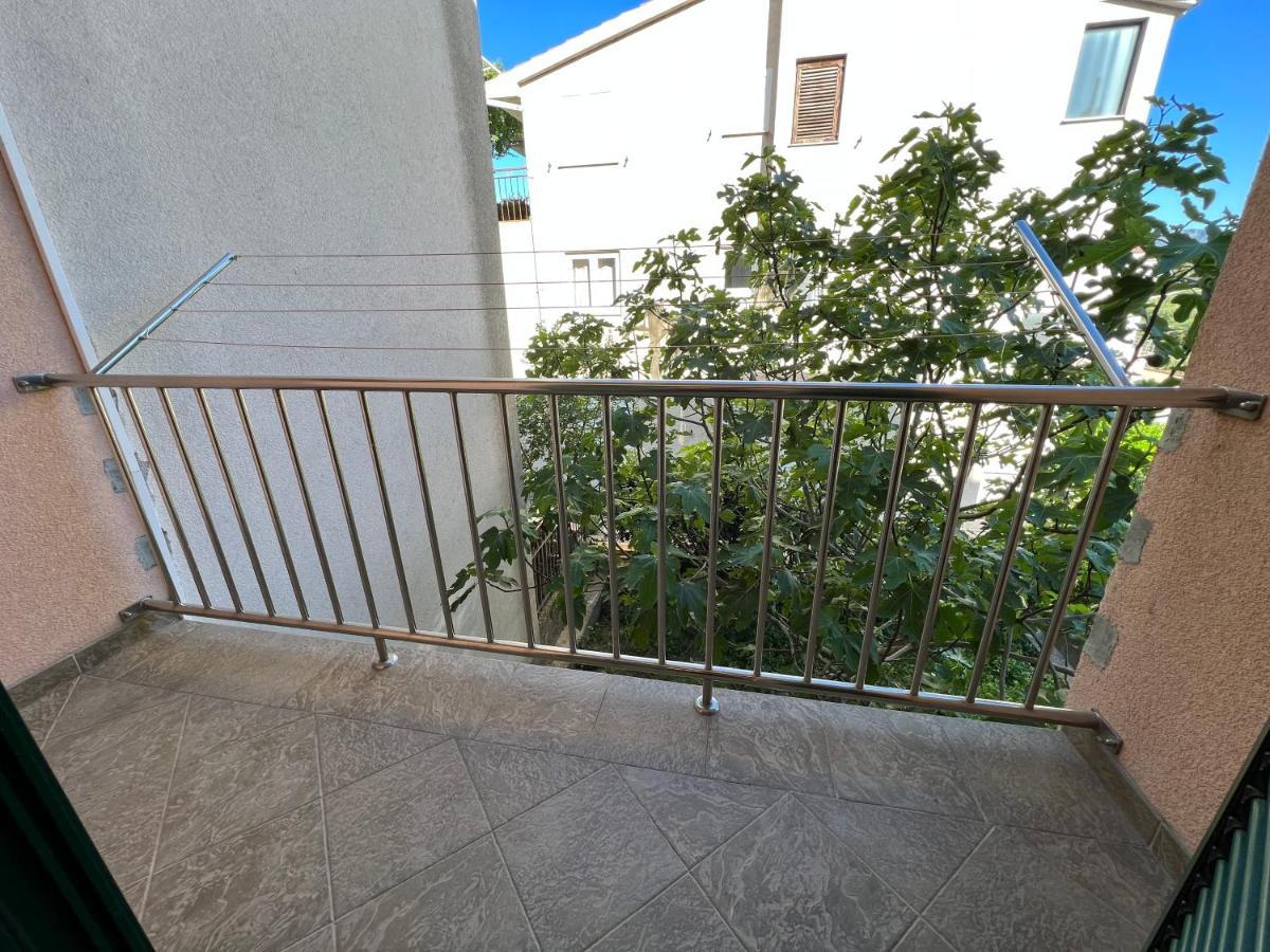 Apartments Mihi Подстрана Экстерьер фото